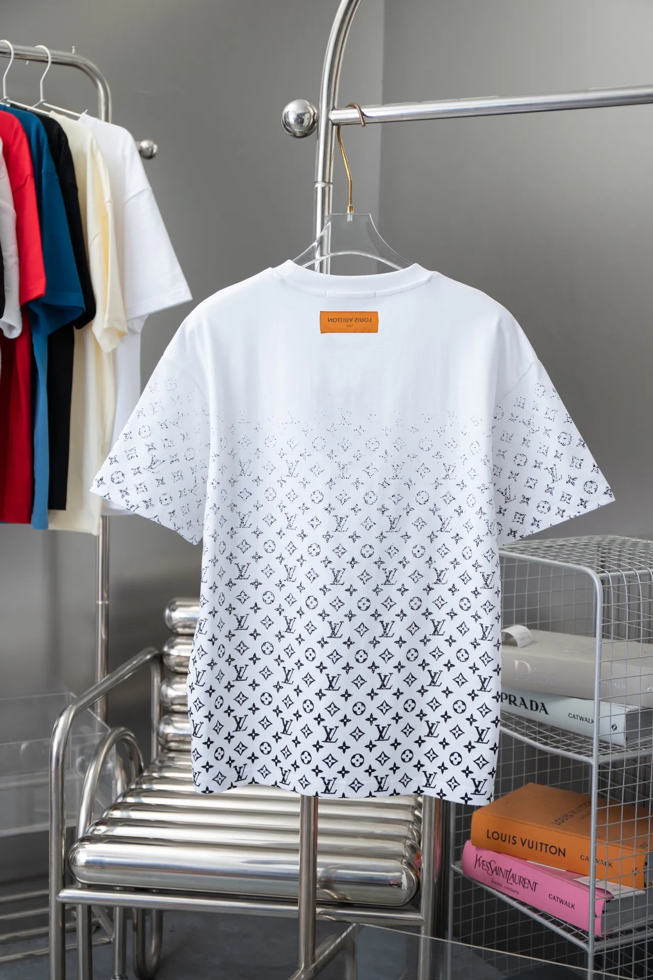 🅿️180 High-quality Lv 2025 early spring new style, MONOGRAM presbyopic gradient short-sleeved T-shirt, which uses digital printing technology to render pixel light and shadow for the Monogram gradient pattern. Its silk-screen texture and knitting effect complement each other, and the logo hardware is customized on the side. Synchronized with the official website, pure cotton fabrics at the counter! Comfortable against the skin, durable and easy to wear, meticulous original craftsmanship, custom-made 260g vat-dyed fabric, very comfortable to the touch, latest brick cabinet synchronization, OS off-shoulder version, fashionable and individual, super versatile and good-looking, very suitable for both men and women, must-have style, hang tag, collar label, washed wheat, complete with three labels S M L XL